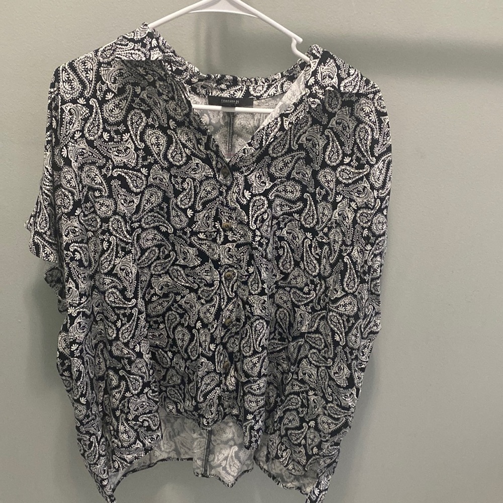 Small forever 21 black and white Flowey paisley button-down